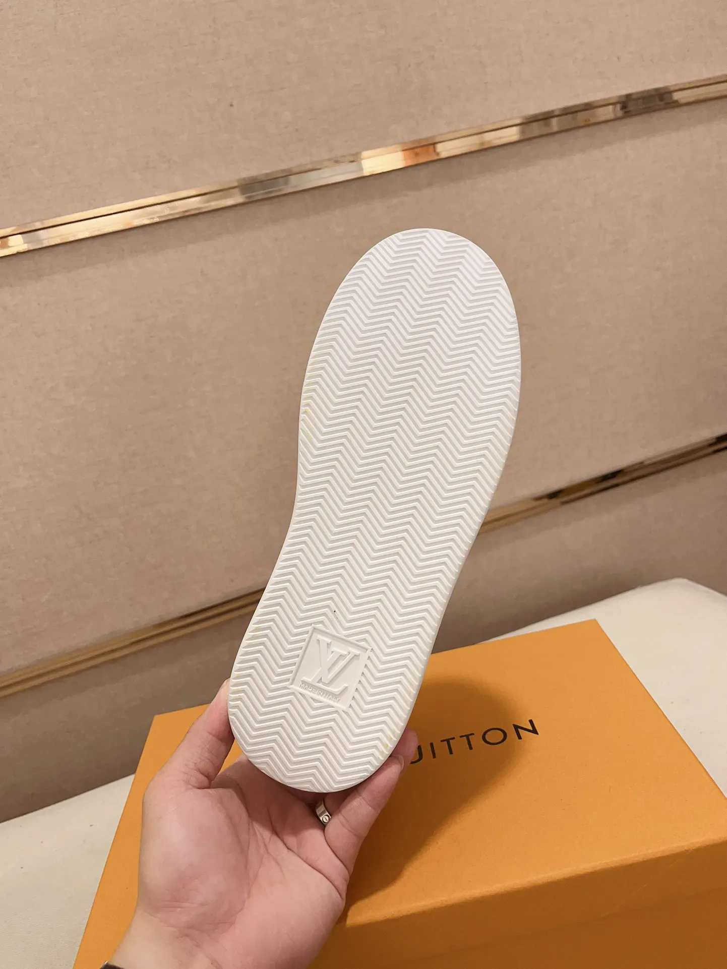 Men's shoes💰 400💰Louis Vuitton (Louis Vuitton/LV top 🔍🔍new model is on sale at the same time at the counter, upper 🇮🇹 imported first-layer cowhide from Italy, fully imported sheepskin lining 💪💪, completely 1⃣️ to 1⃣️ replica 🇮🇹💪💪 , ⚠Sole: Original sole provided by the original factory, exclusive movable molded sole, super comfortable, ⚠Original factory goods, 🔍🔍high quality, can be entered and exited the counter at will, welcome to compare⚠Code number: 38-44 (45 can be customized).